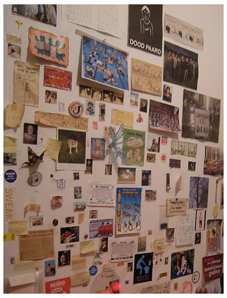 2010-6028 thuis plaatjesmuur COPYRIGHT GERTRUDSDOTTIR