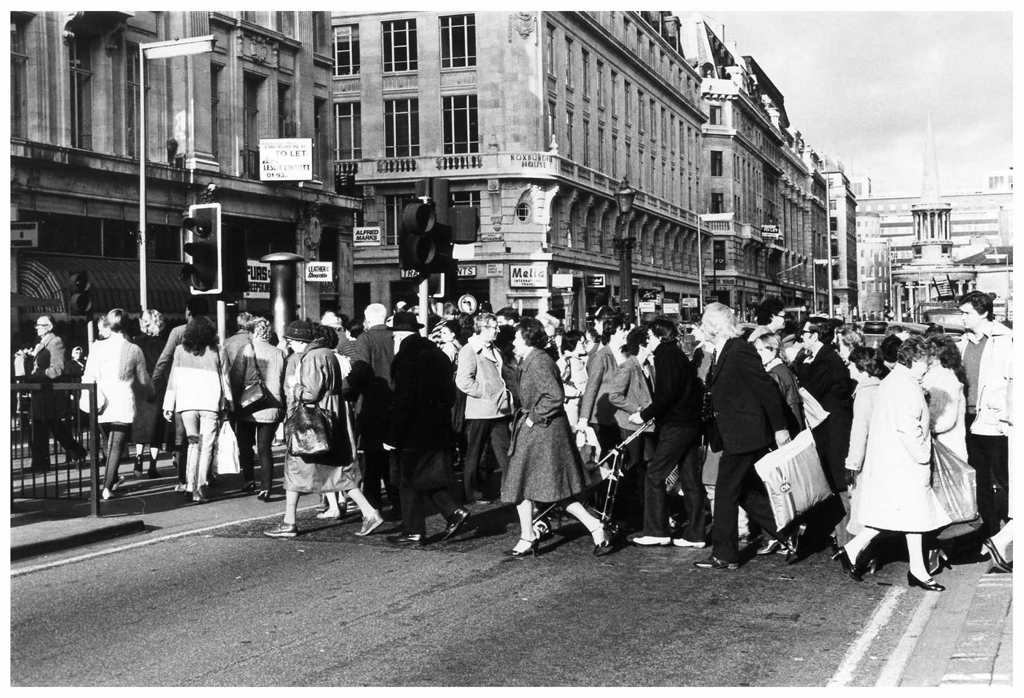 1982-xx-xx London Oxford St Xmas Shopping PHOTO GERTRUDSDOTTIR